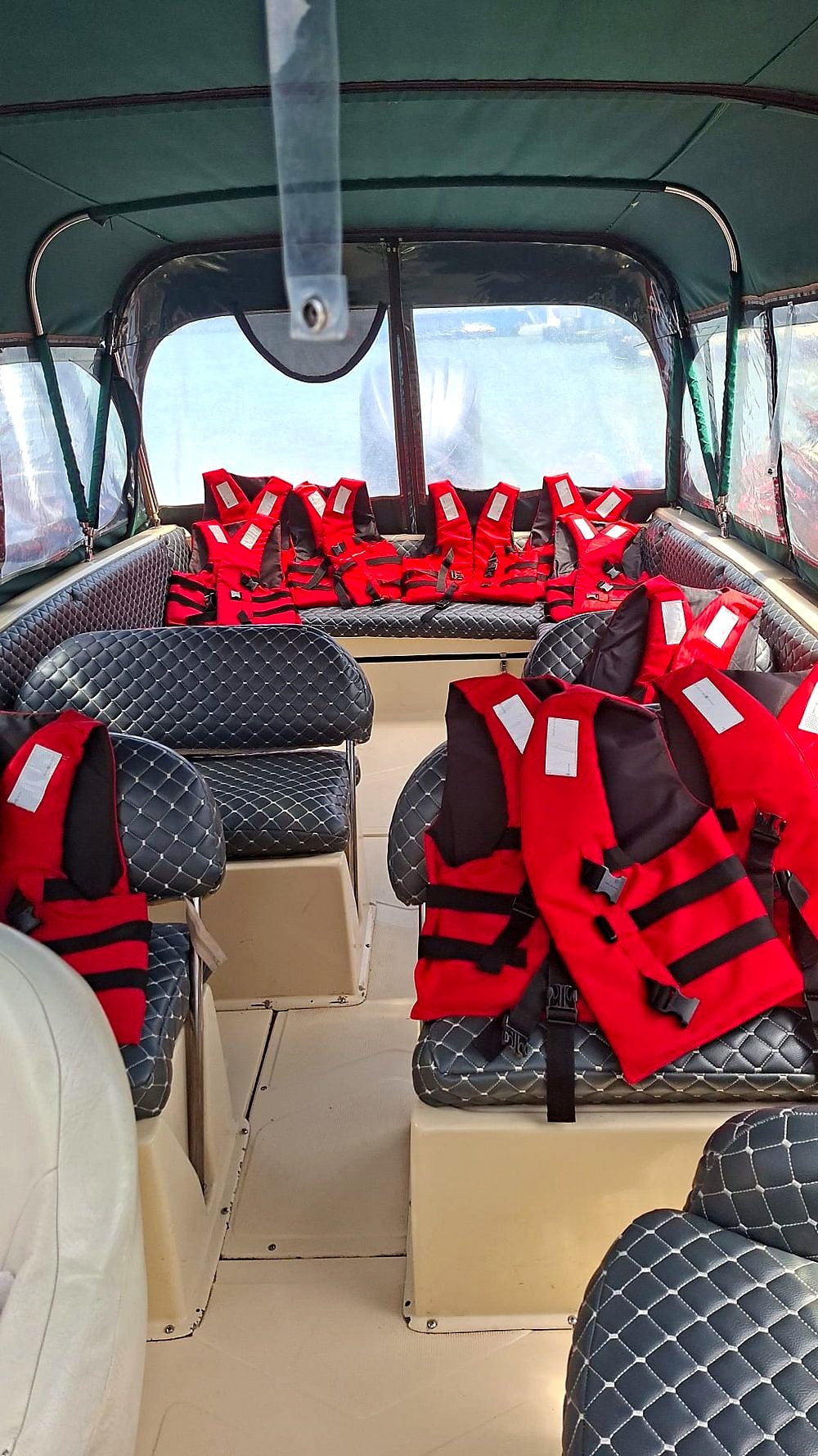 Veste de salvare pregătite la bord pentru fiecare pasager